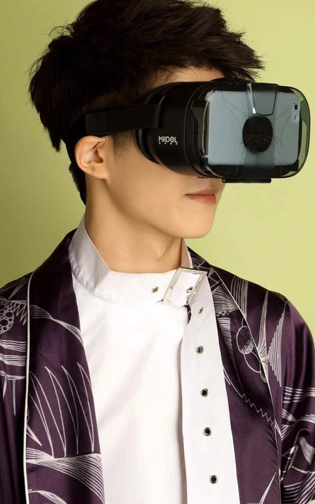 演员刘昊然时尚另类写真大片，演绎VR技术的虚拟和现实