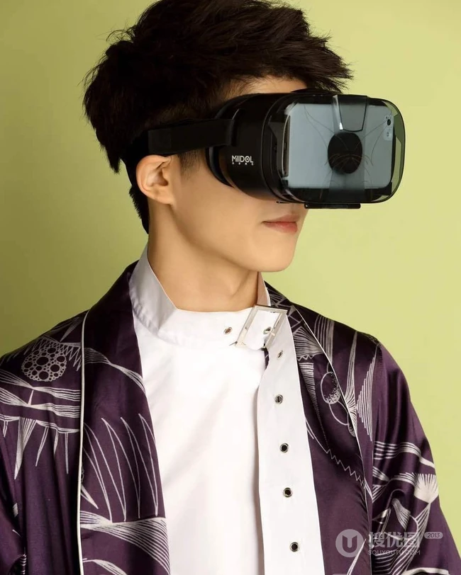演员刘昊然时尚另类写真大片，演绎VR技术的虚拟和现实