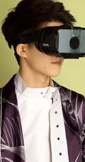 演员刘昊然时尚另类写真大片，演绎VR技术的虚拟和现实