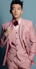 演员郑恺粉色西服套装写真，嘴角歪斜痞样十足