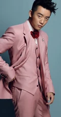 演员郑恺粉色西服套装写真，嘴角歪斜痞样十足
