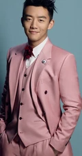 演员郑恺粉色西服套装写真，嘴角歪斜痞样十足