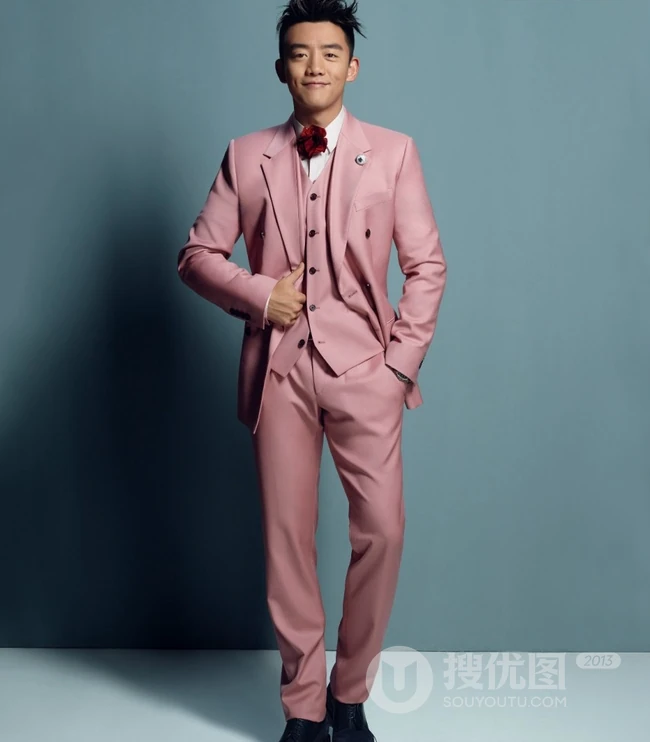 演员郑恺粉色西服套装写真，嘴角歪斜痞样十足