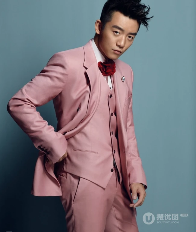 演员郑恺粉色西服套装写真，嘴角歪斜痞样十足
