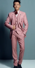 演员郑恺粉色西服套装写真，嘴角歪斜痞样十足