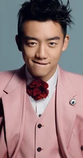 演员郑恺粉色西服套装写真，嘴角歪斜痞样十足