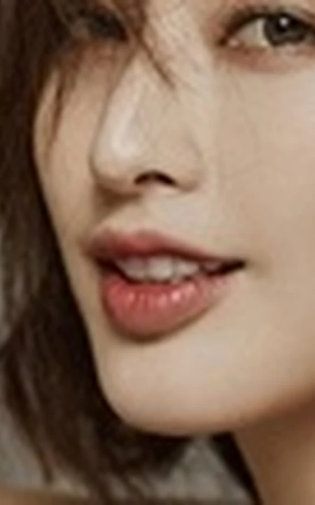 女演员张俪气质写真，肩带花裙大秀香肩