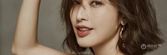 女演员张俪气质写真，肩带花裙大秀香肩