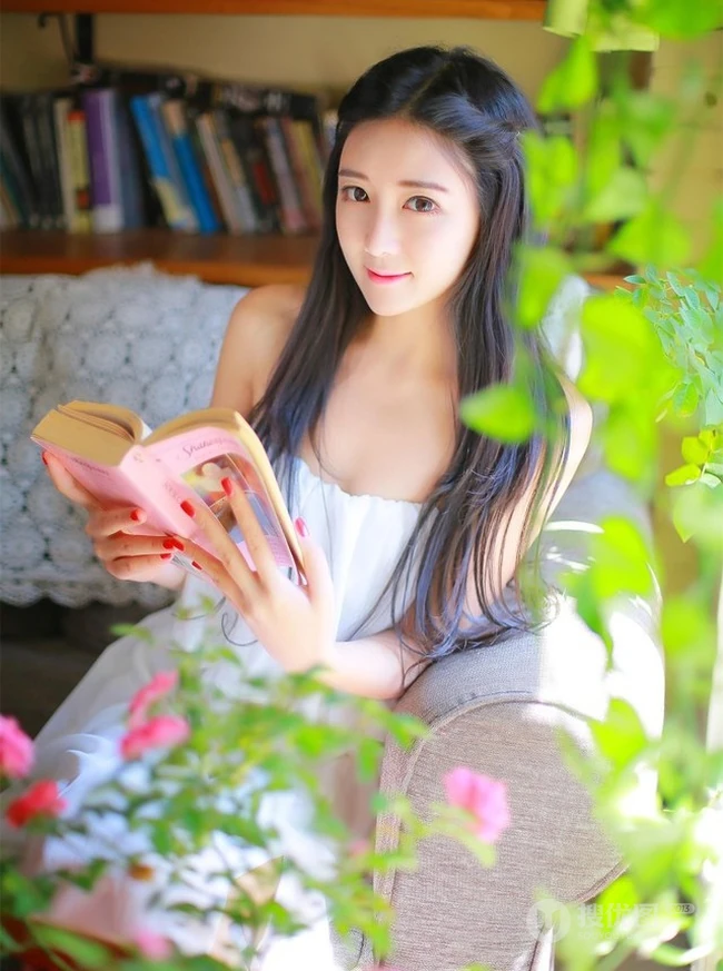 清纯长发少女可爱甜美写真，悠闲生活浪漫随心
