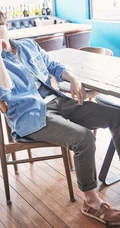闵京勋休闲随心居家写真，尽显稳重知性熟男本质