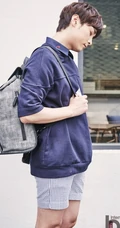 闵京勋休闲随心居家写真，尽显稳重知性熟男本质