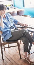 闵京勋休闲随心居家写真，尽显稳重知性熟男本质
