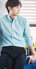 闵京勋休闲随心居家写真，尽显稳重知性熟男本质
