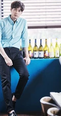 闵京勋休闲随心居家写真，尽显稳重知性熟男本质
