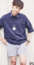 闵京勋休闲随心居家写真，尽显稳重知性熟男本质