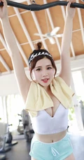 热裤女生徐cake健身房写真，展徐cake活力运动的一面