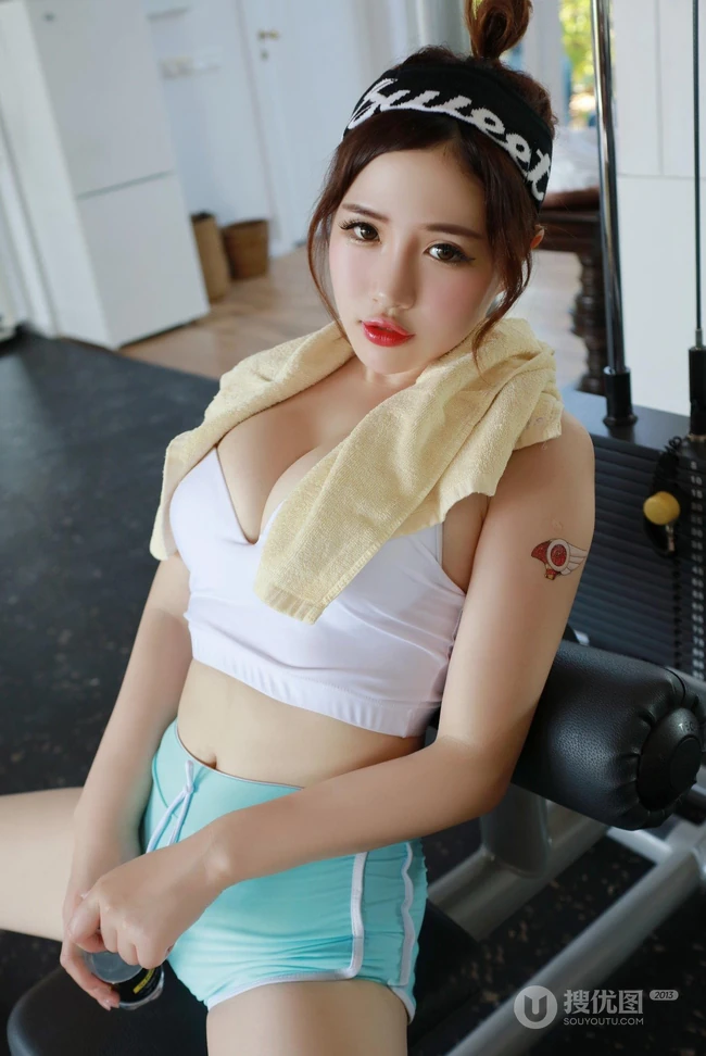 热裤女生徐cake健身房写真，展徐cake活力运动的一面