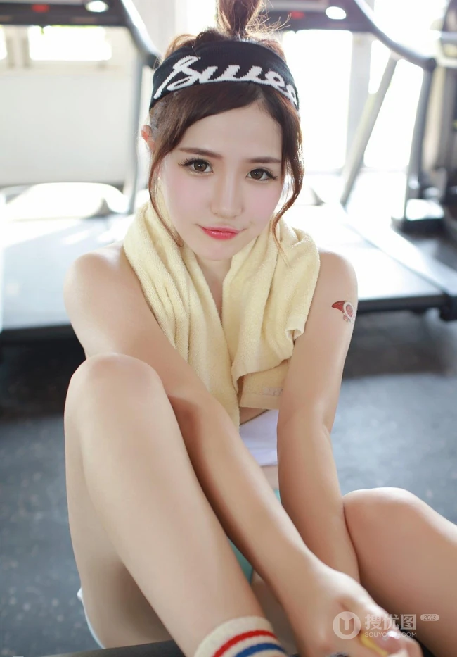 热裤女生徐cake健身房写真，展徐cake活力运动的一面