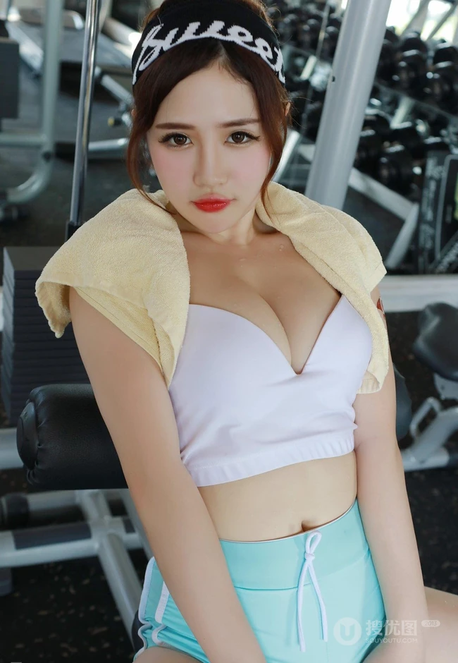 热裤女生徐cake健身房写真，展徐cake活力运动的一面