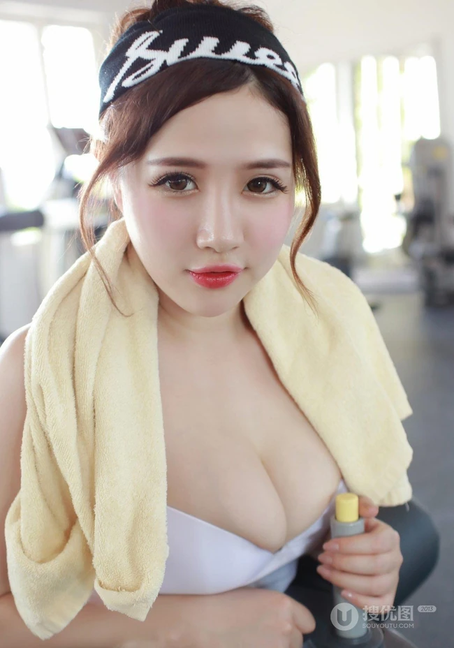 热裤女生徐cake健身房写真，展徐cake活力运动的一面