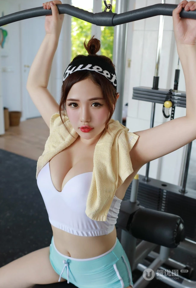 热裤女生徐cake健身房写真，展徐cake活力运动的一面