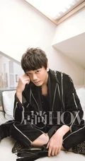 台湾男歌手信杂志封面写真，居家休闲温馨惬意