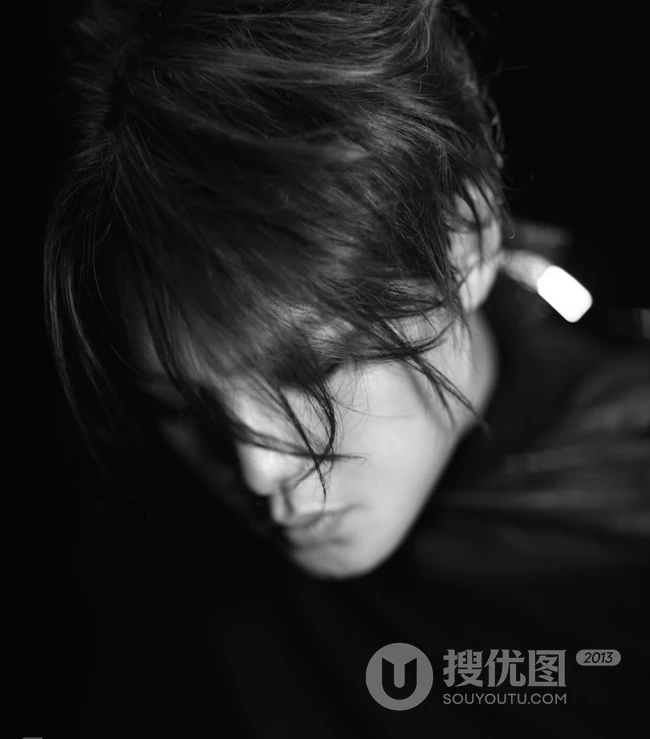 &ldquo;一剪梅&rdquo;尹正时尚另类黑白烟熏妆写真大片