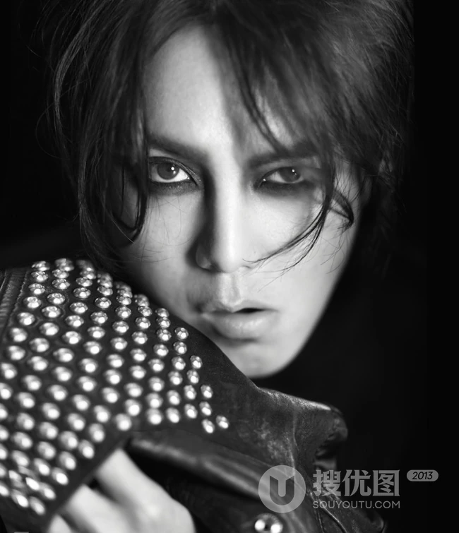 &ldquo;一剪梅&rdquo;尹正时尚另类黑白烟熏妆写真大片