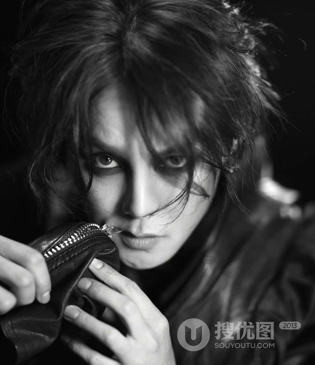 &ldquo;一剪梅&rdquo;尹正时尚另类黑白烟熏妆写真大片