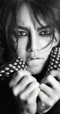 &ldquo;一剪梅&rdquo;尹正时尚另类黑白烟熏妆写真大片