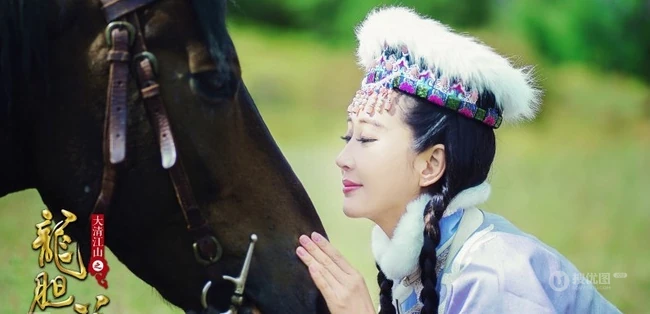 《龙胆花》杜若溪唯美剧照图片，英姿飒爽蒙古装出镜