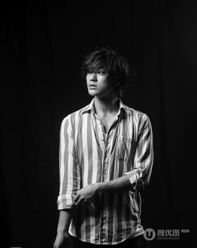 男演员、歌手赤西仁（Akanishi Jin）忧郁写真图片