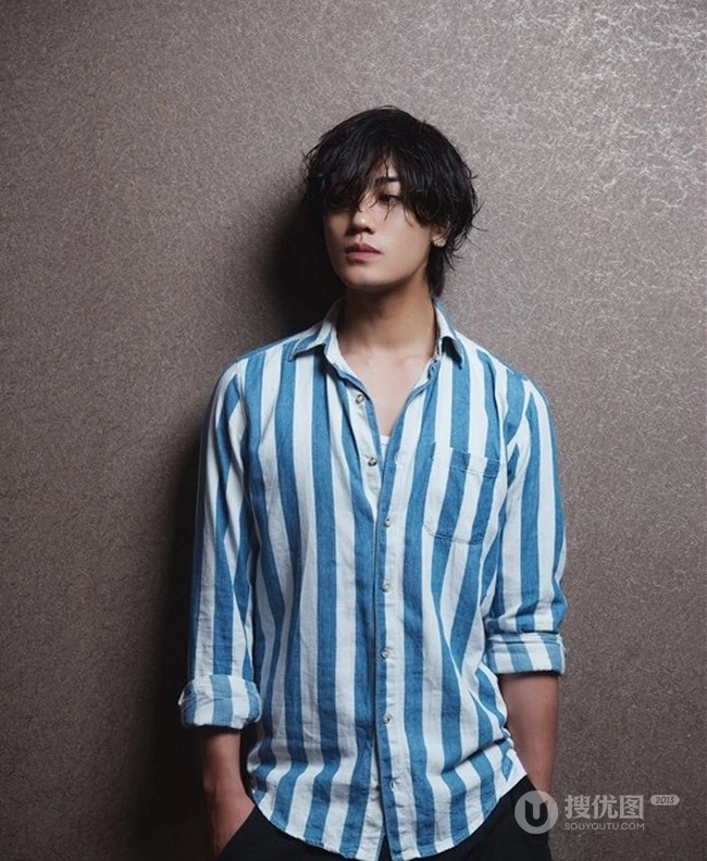 男演员、歌手赤西仁（Akanishi Jin）忧郁写真图片