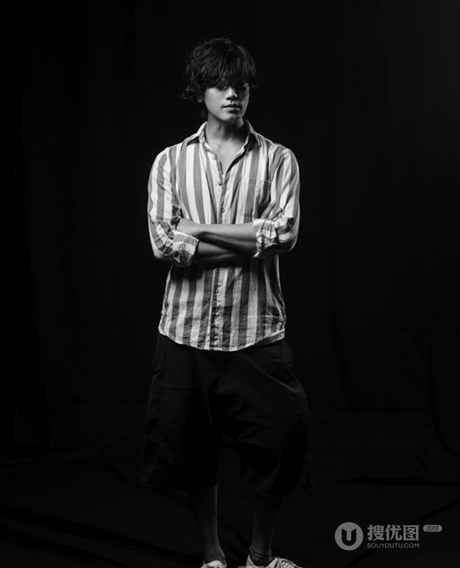 男演员、歌手赤西仁（Akanishi Jin）忧郁写真图片