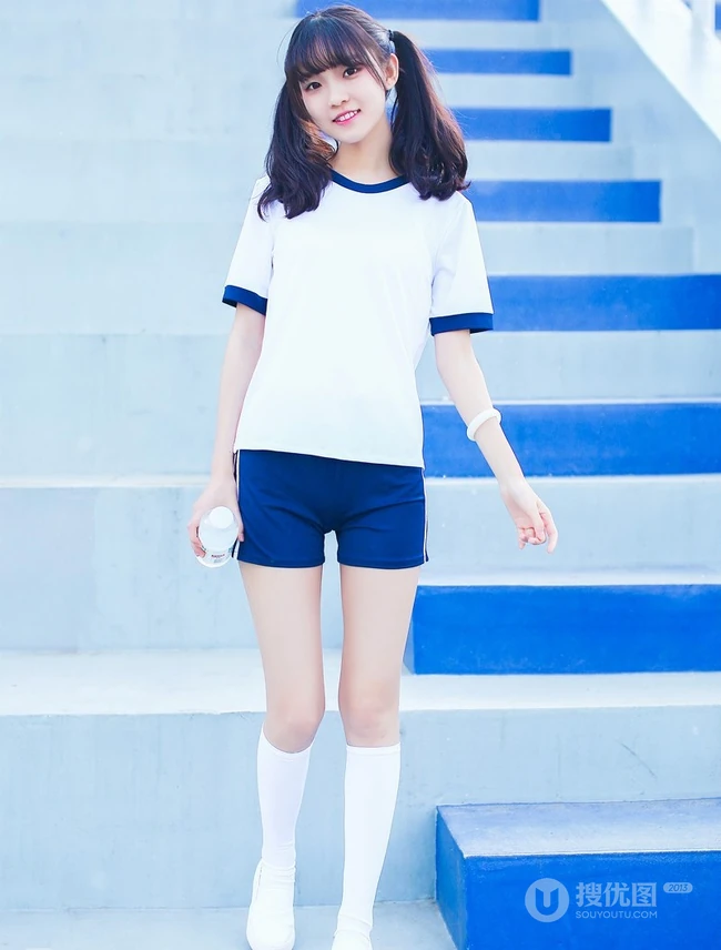 双马尾可爱校服少女清新户外写真
