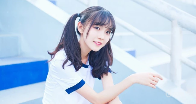 双马尾可爱校服少女清新户外写真