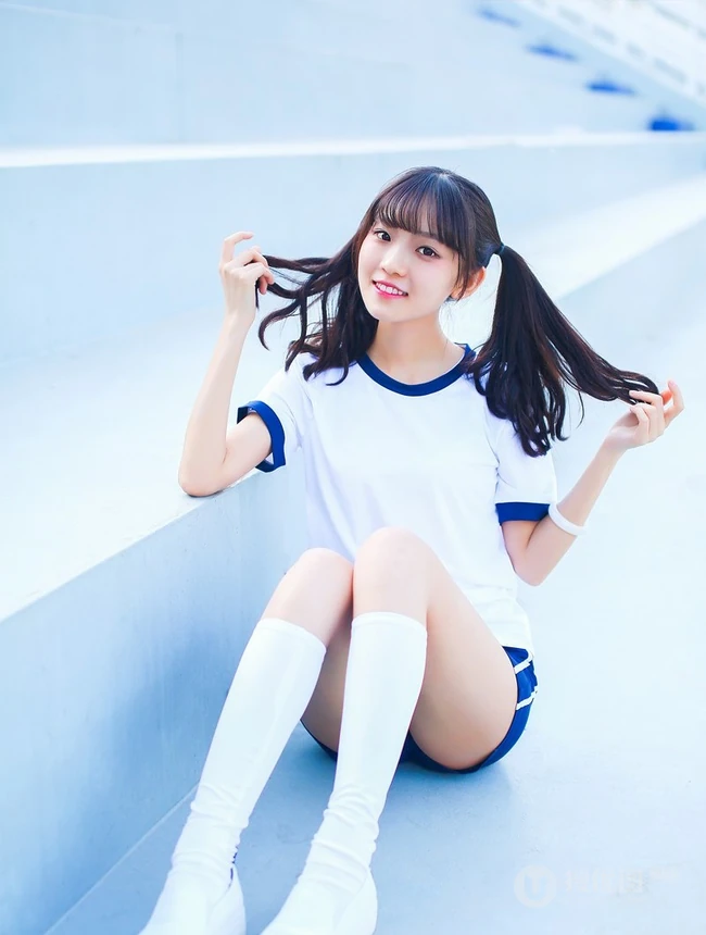 双马尾可爱校服少女清新户外写真