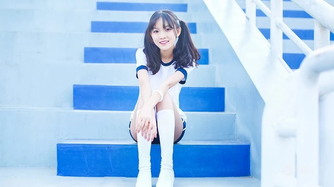 双马尾可爱校服少女清新户外写真