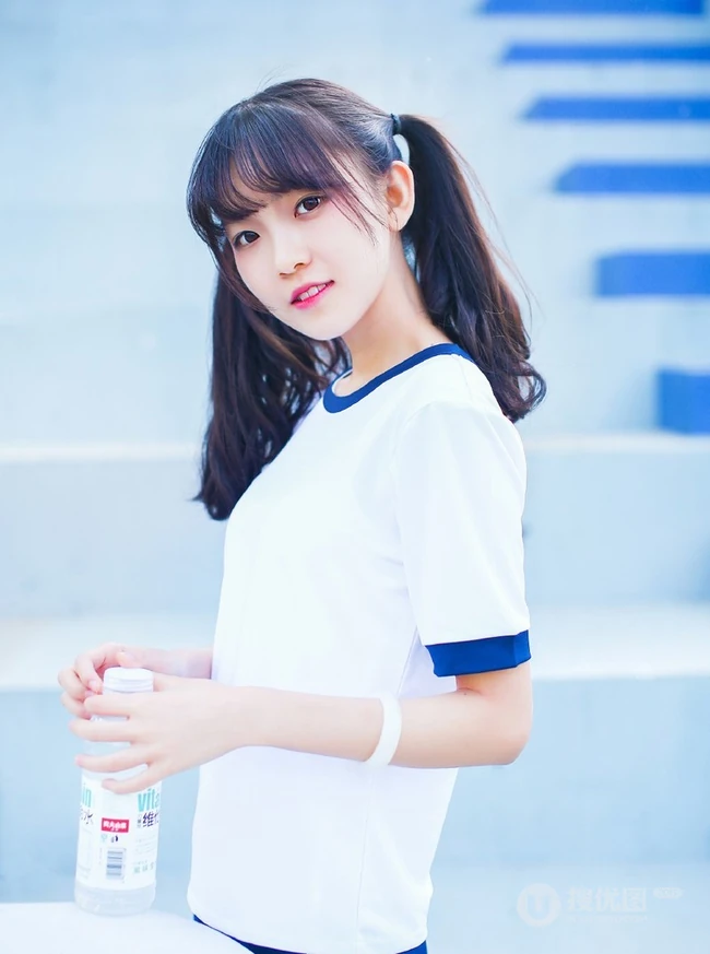 双马尾可爱校服少女清新户外写真