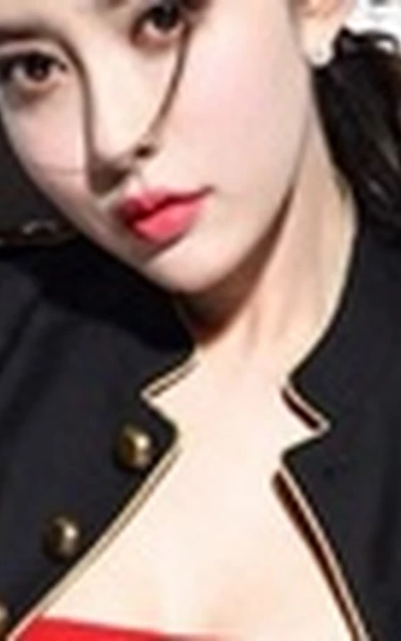 女星孟子义露肩装写真大片，娇美清纯不失气质