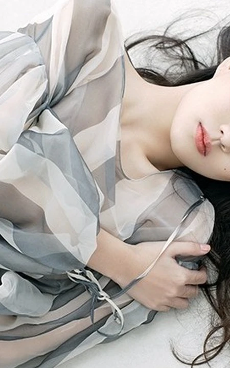 女演员徐璐清新写真照，长发飘飘美丽动人