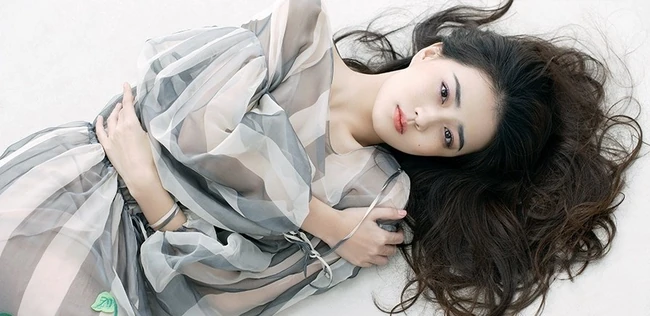 女演员徐璐清新写真照，长发飘飘美丽动人