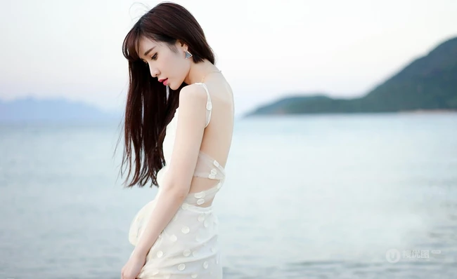 女生模特Eva_茜茜气质高清泳装海边写真