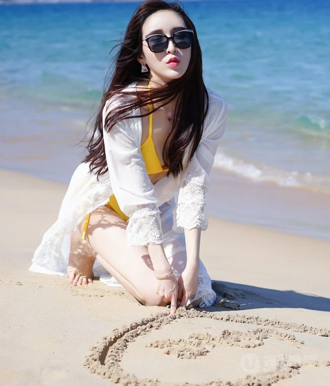 女生模特Eva_茜茜气质高清泳装海边写真