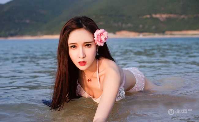 女生模特Eva_茜茜气质高清泳装海边写真
