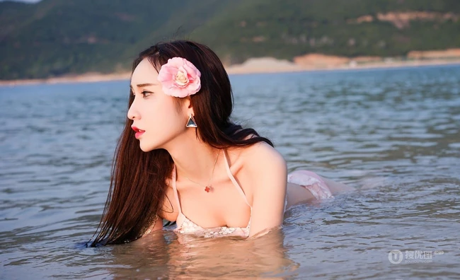 女生模特Eva_茜茜气质高清泳装海边写真
