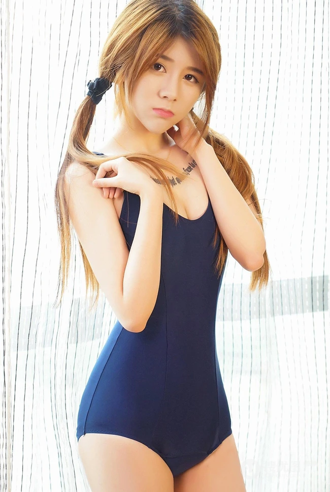双马尾少女修修紧身连体泳装家居服高清写真