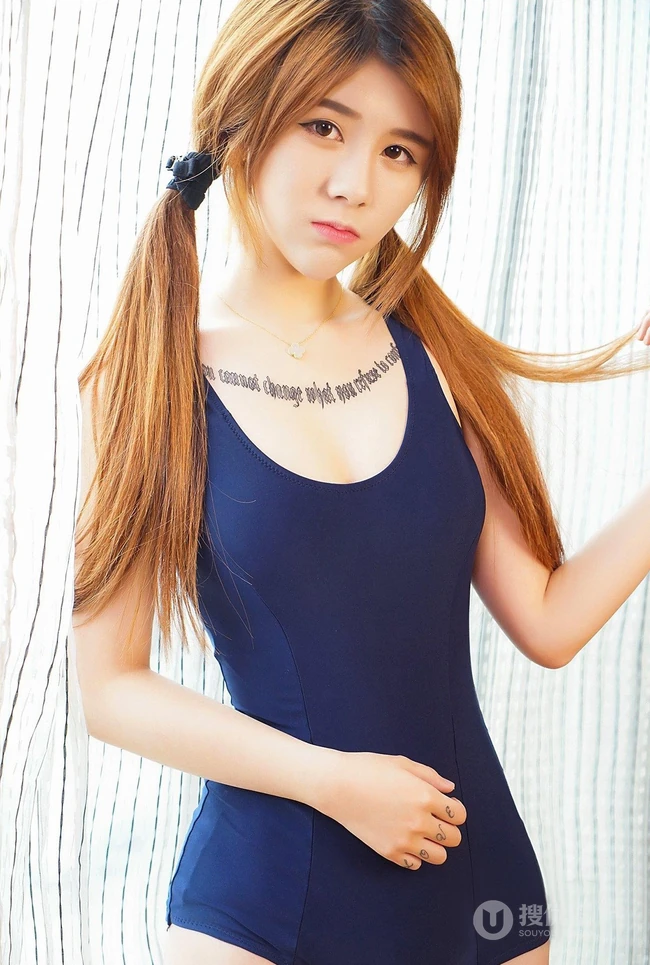 双马尾少女修修紧身连体泳装家居服高清写真