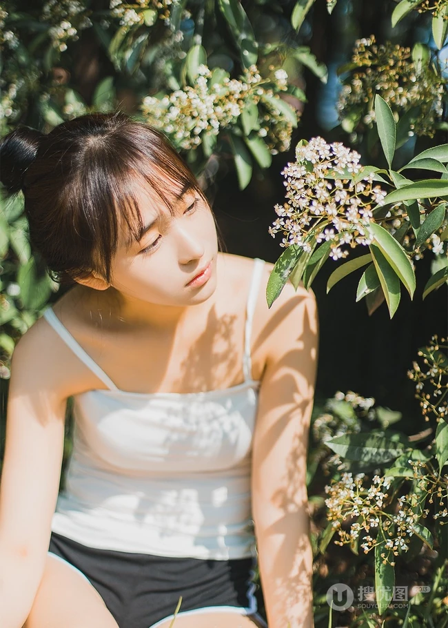 绝美森系少女唯美户外写真，清秀容颜让人难忘