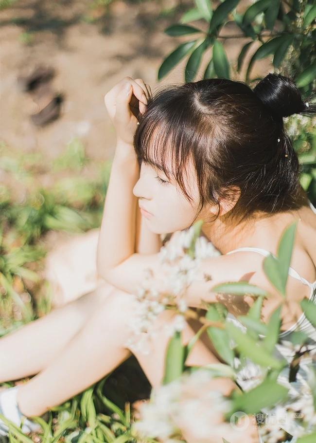 绝美森系少女唯美户外写真，清秀容颜让人难忘